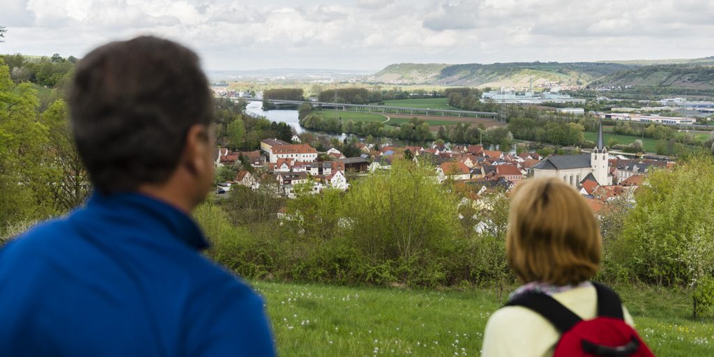 Blick von der Wallburg bei Eltmann auf den Maindurchbruch zwischen den Haßbergen (rechts im Bild) und dem Steigerwald (links im Bild). Foto: Andreas Hub