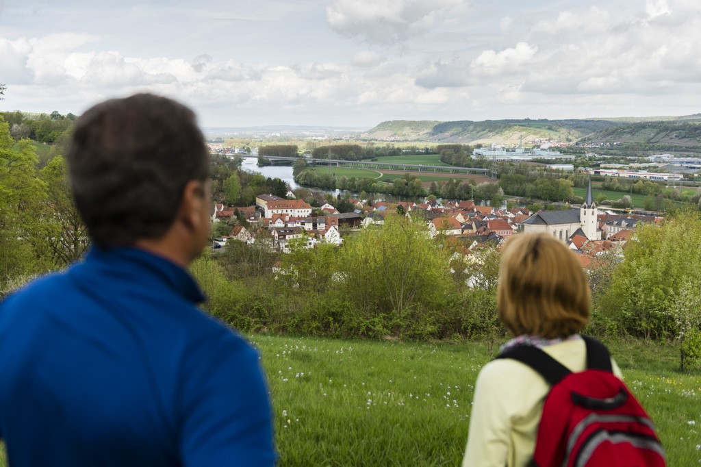 Blick von der Wallburg bei Eltmann auf den Maindurchbruch zwischen den Haßbergen (rechts im Bild) und dem Steigerwald (links im Bild). Foto: Andreas Hub