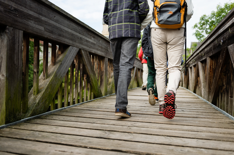 Wanderer auf dem hölzernen Mühlensteg in Baunach. Foto: Andreas Hub.