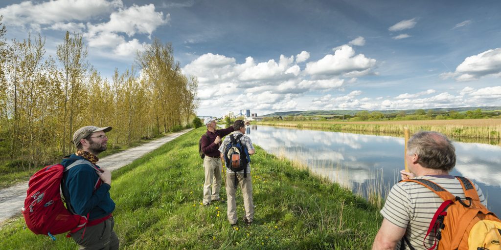 Wanderer am Werkkanal bei Altendorf. Foto: Andreas Hub