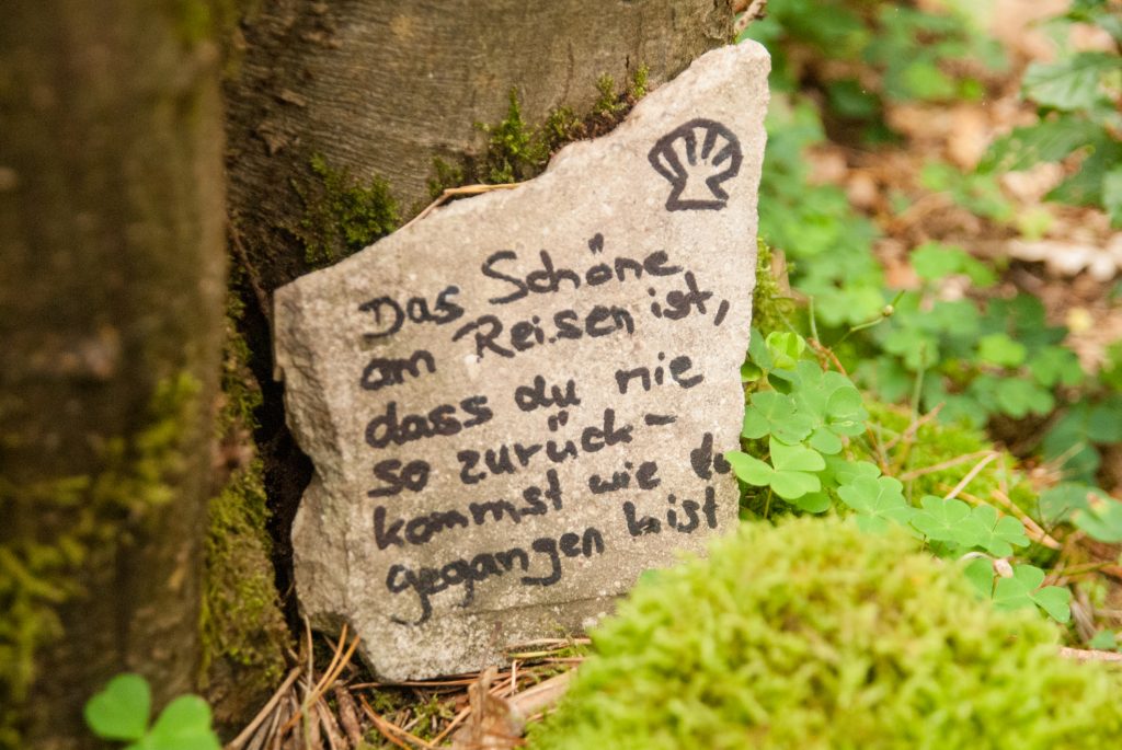 Botschaft am Jakobusweg, den der Sieben-Flüsse-Wanderweg hier begleitet. Foto: Anne Schmitt