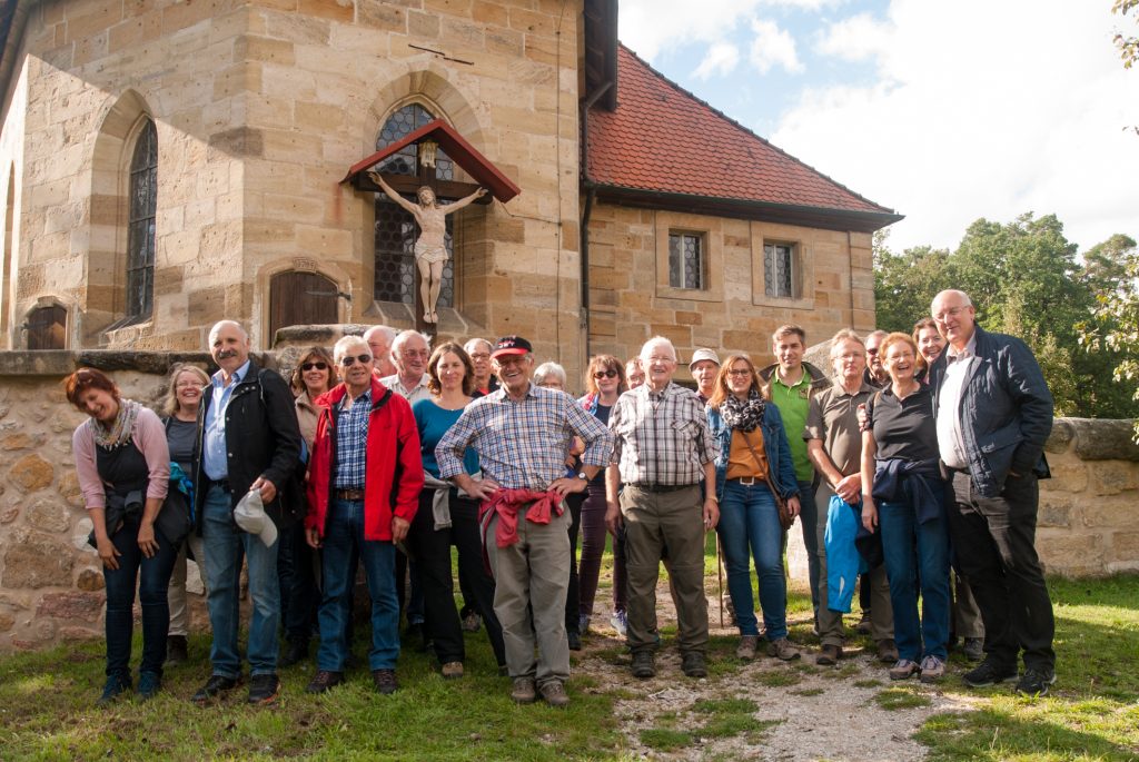 Gruppenbild zum Abschluss an der Kreuzbergkapelle. Foto: Anne Schmitt