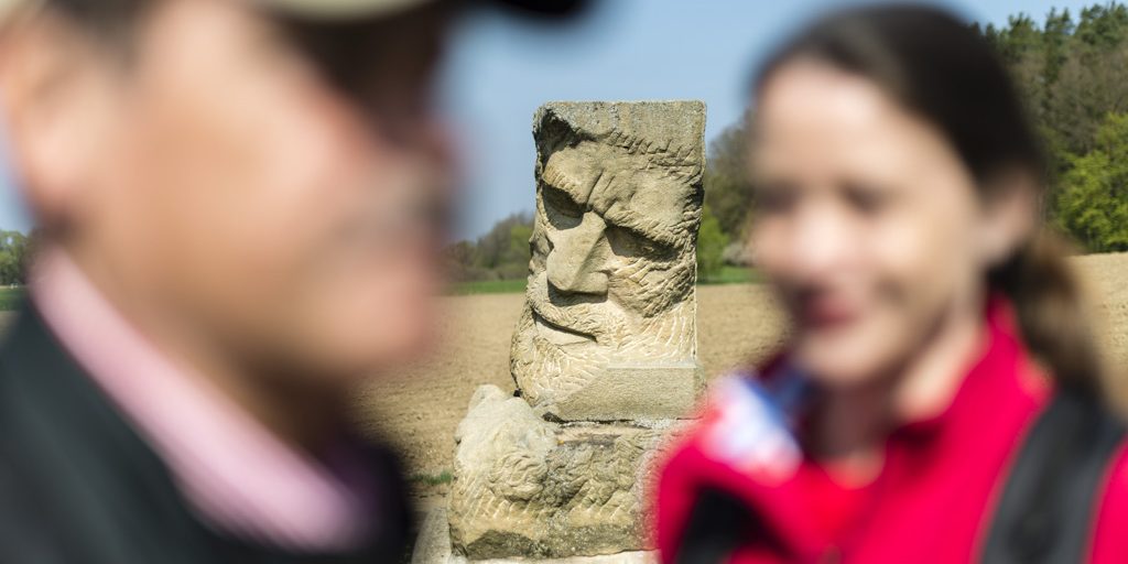 Skulptur von Elias Naman am Sieben-Flüsse-Wanderweg. Foto: Andreas Hub