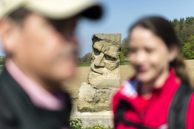Skulptur von Elias Naman am Sieben-Flüsse-Wanderweg. Foto: Andreas Hub