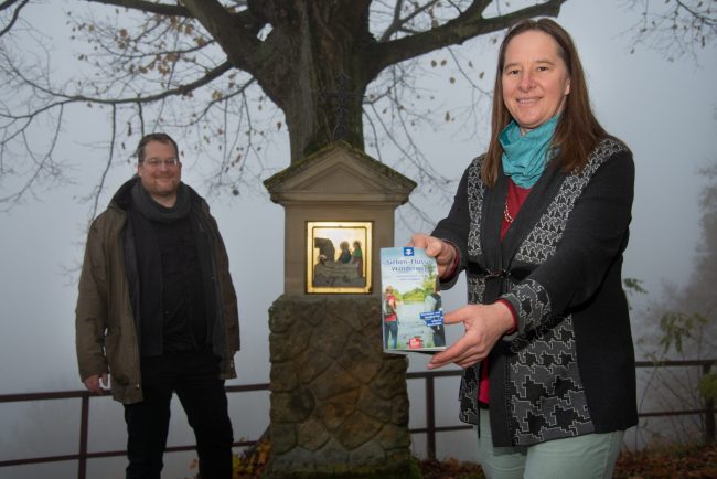 Präsentation des neuen Wanderführers zum Sieben-Flüsse-Wanderweg auf dem Senftenberg bei Buttenheim. Foto: Thomas Ochs Präsentation des neuen Wanderführers zum Sieben-Flüsse-Wanderweg auf dem Senftenberg bei Buttenheim. Foto: Thomas Ochs