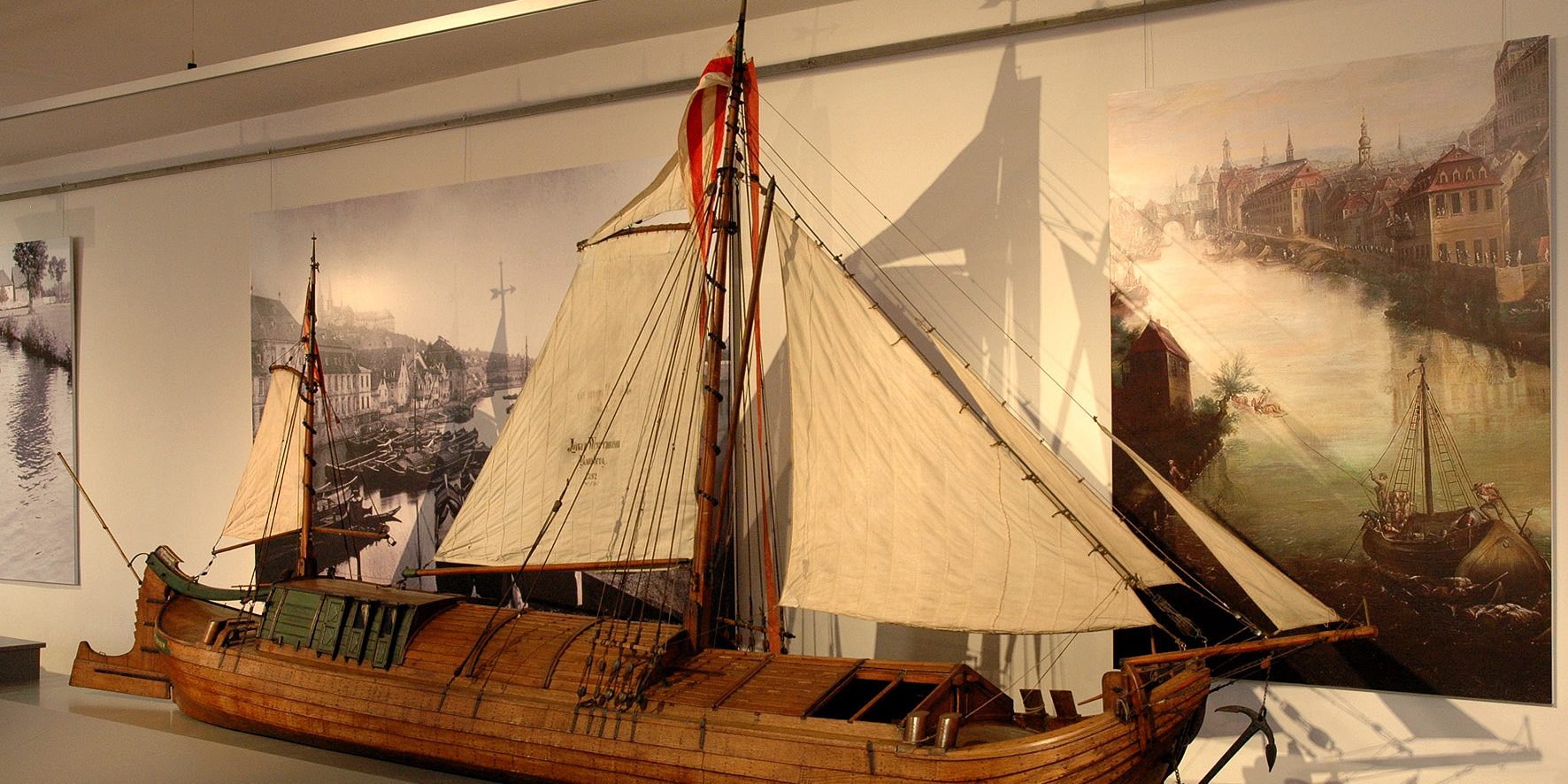 Hölzernes Schiffsmodel in der Regnitzausstellung. Foto: Chr. Schmitt/Flussparadies Franken