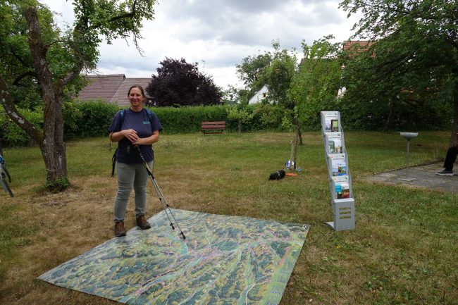 Begehbare Panoramakarte Sieben-Flüsse-Wanderweg. Foto: Thea Schellakowski Begehbare Panoramakarte Sieben-Flüsse-Wanderweg. Foto: Thea Schellakowski