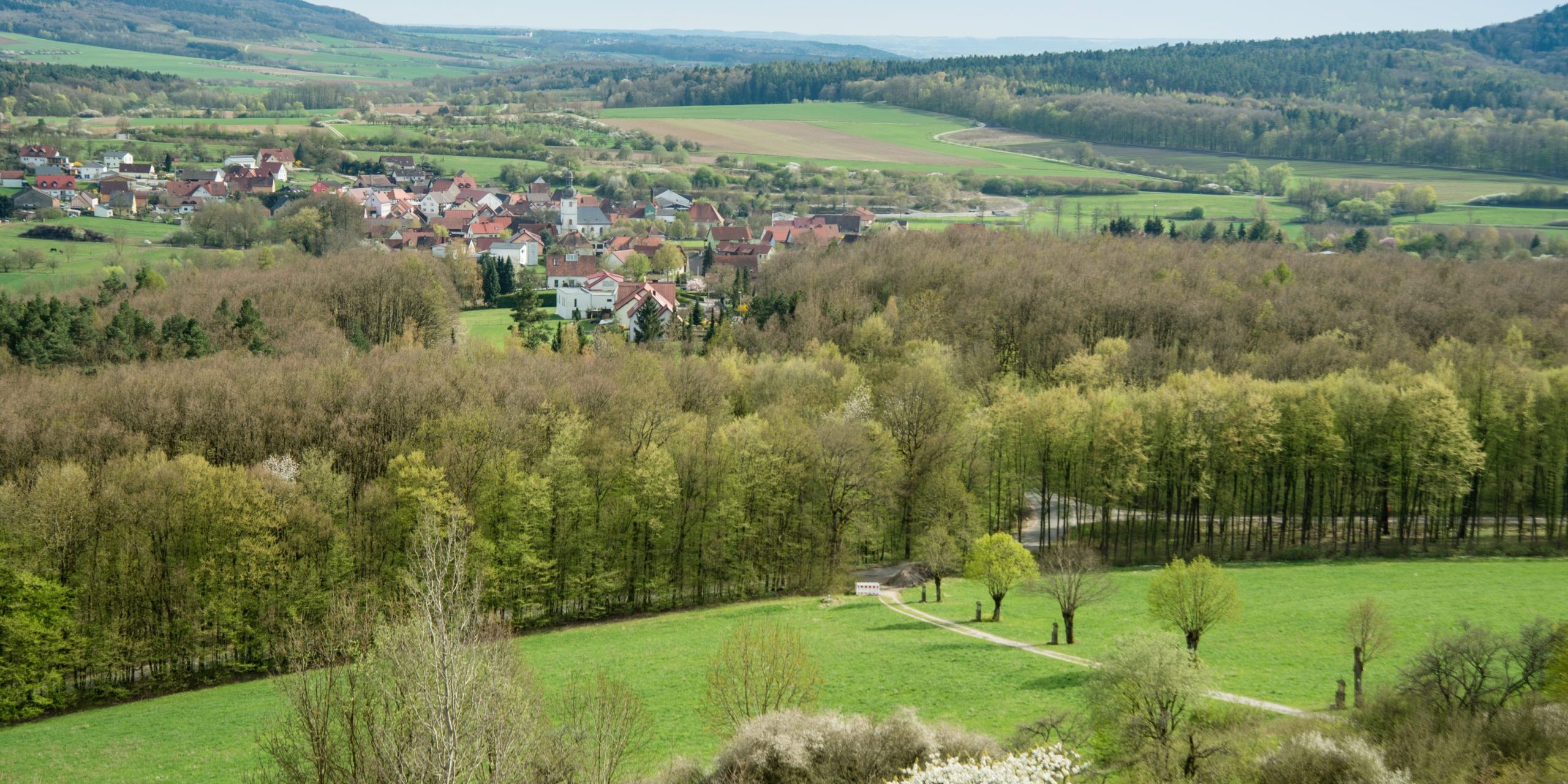 Blick vom Senftenberg auf Gunzendorf in das Deichselbachtal am Rande der Fränkischen Schweiz. Foto: Thomas Ochs Blick vom Senftenberg auf Gunzendorf in das Deichselbachtal am Rande der Fränkischen Schweiz. Foto: Thomas Ochs